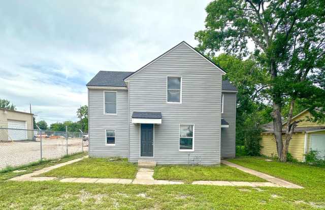 Photo of Duplex *upstairs* Leasing Special Available*