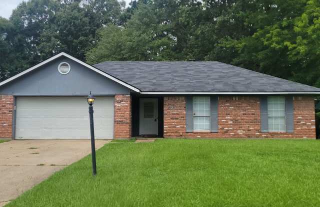 Photo of Beautiful 3 bedroom/2 bath with fireplace and huge covered back patio!