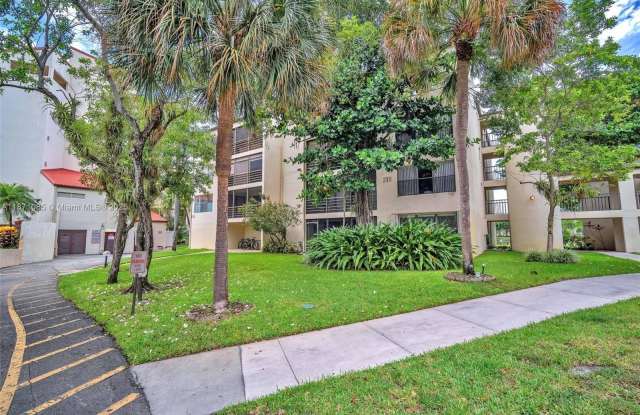 Photo of 2311 S CYPRESS BEND DR