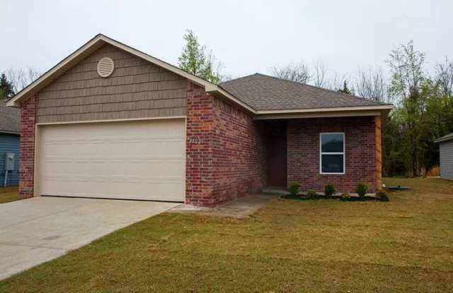 4-Bedroom, 2-Bathroom West Fayetteville Home with fenced in backyard and 2x car garage - Available August 1st!