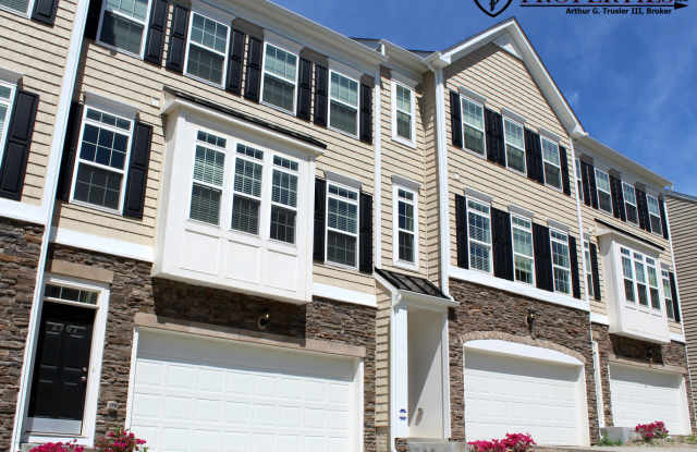 Photo of 3 bed/2.5 bath Townhouse in Suncrest Village- Available 05/29/2026