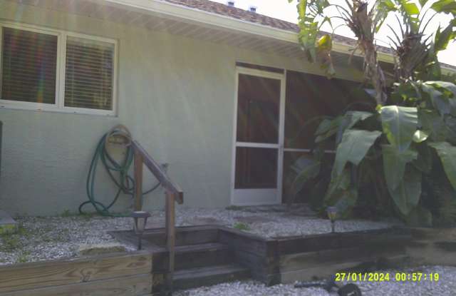 Bokeelia duplex-close to Pine Island Rd and Stringfellow