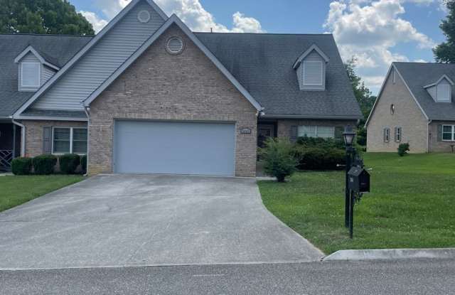 Knoxville 37917 - 2 bedroom, 2 bath condo - Call Lisa Vineyard or Shannon Russell 865-216-9334