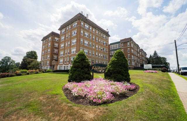 744 & 755 Farmington Ave Unit E21