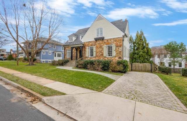 Gorgeous 4 - 5 Bdrm 3.5 Ba Custom Craftsman Style Home in N. Arlington - 3212 North Rochester Street, Arlington, VA 22213