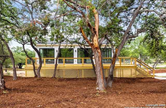 102 Crestview Dr