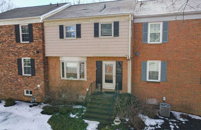 Charming 4 Bed 3.5 Bath Townhome