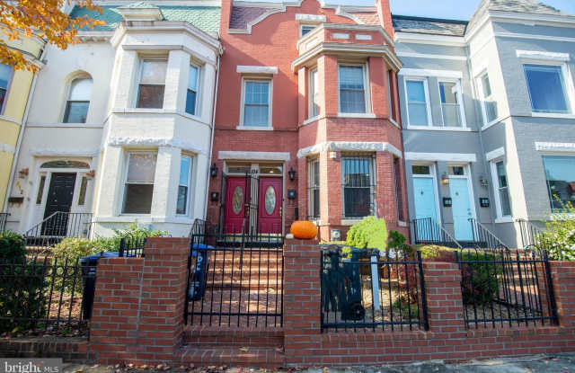 814 11TH STREET NE
