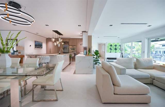 Photo of 2537 SE 10th Ct