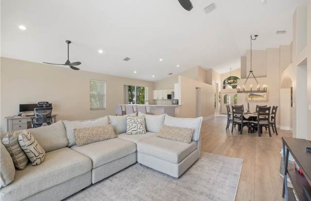 1506 SE Holyrood Lane