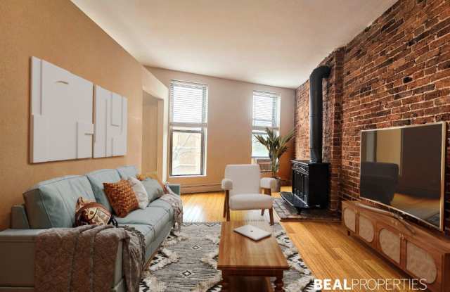 Photo of 2208 North Clark Street