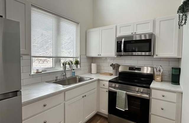 1008 Canyon View Ave