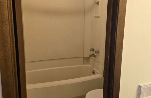 Spacious 1 Bedroom, 1.5 Bath Townhouse – Minutes from Nashville