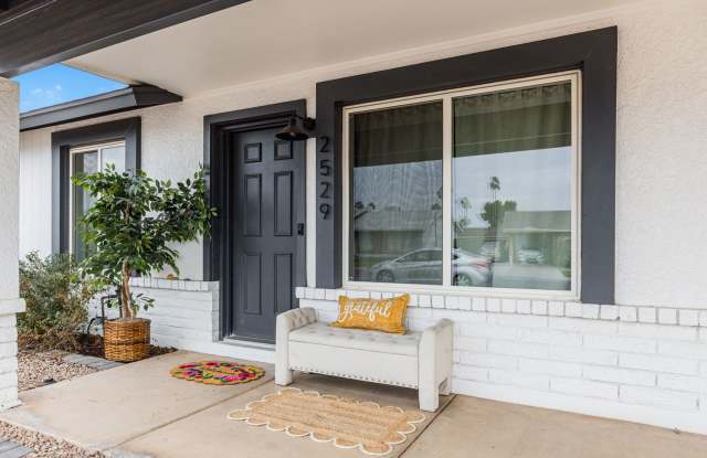 Beautifully FURNISHED Remodeled Corner-Lot Home in a Prime Chandler Location!