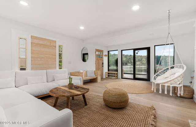 39 Upper Lakeview Avenue