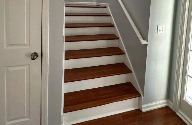 Room in 4 Bedroom Home at Lakeview Dr