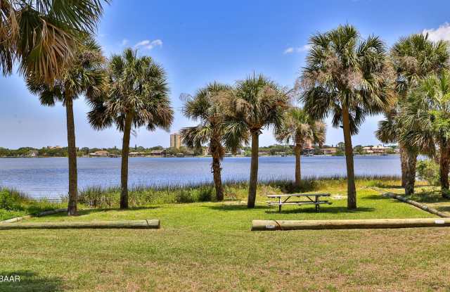 1146 Riverside Drive