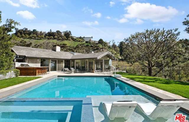 Photo of 1255 N Bundy Dr