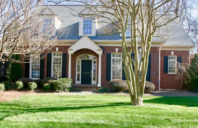Stunning Brick Home in Cotswold in Quiet cul-de-sac