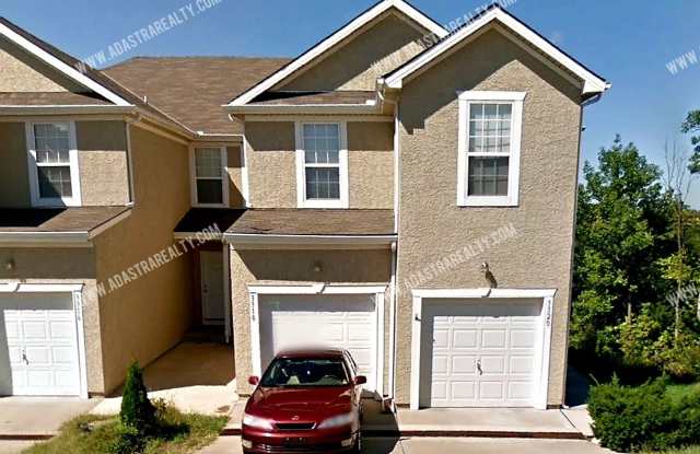 Spacious Townhome in Piper School District, KCK-Available NOW!!