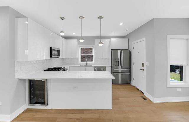 4721 W Warwick Avenue