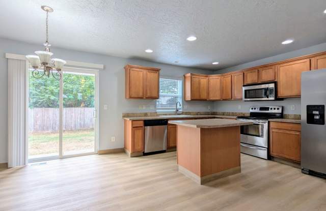 Newly renovated, spacious 2-Level in NE Salem