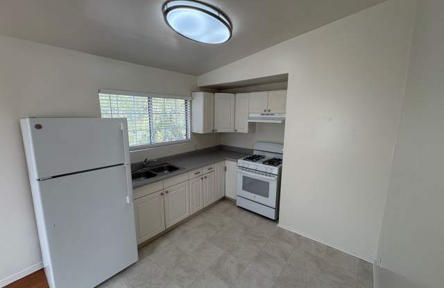 Light and Bright 2 Bed 1 Ba Close to Sweetwater and 805