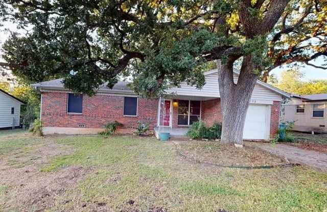 Photo of Charming 3-Bedroom Home Under the Oaks! - UNDER REMODEL MORE PICTURES COMING!