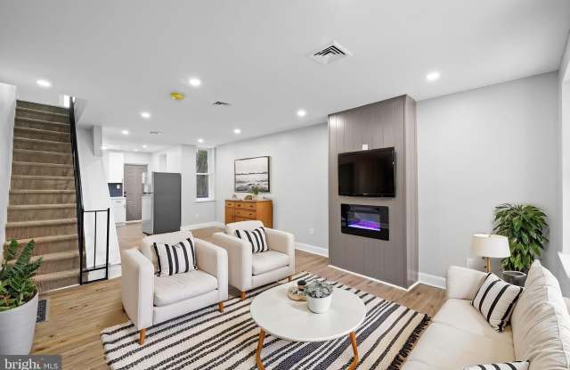 Photo of 1671 N WILTON Street