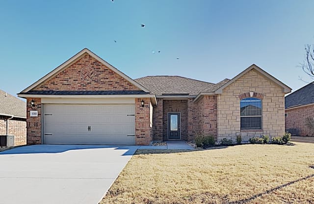 1312 North Vicksburg Terrace - 1312 N Vicksburg Ter, Mustang, OK 73064