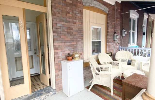 Spacious 3 or 4 Bedroom 2 Bathroom Available in Oakland, Modern Updates and Great Front Porch and Backyard!!