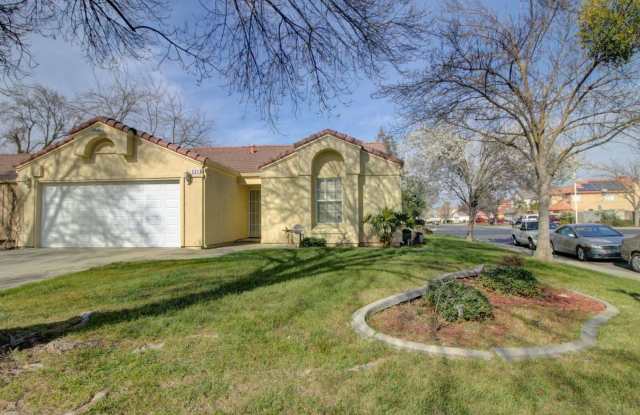 3-bedroom Single story with vaulted ceilings! - 221 Rector Lane, Modesto, CA 95357