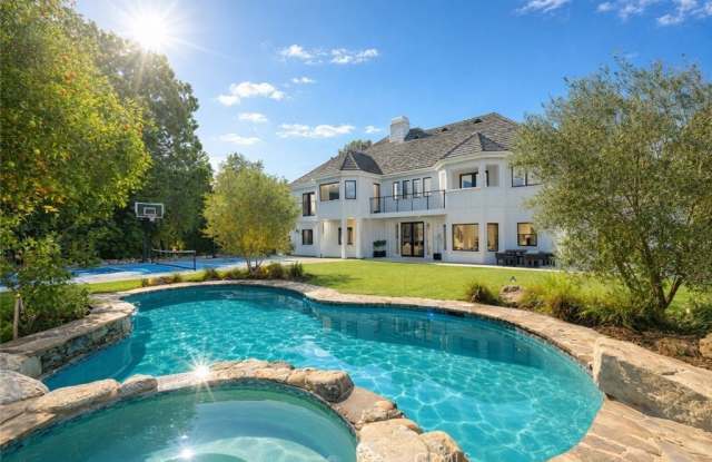 5946 Woodlake Avenue