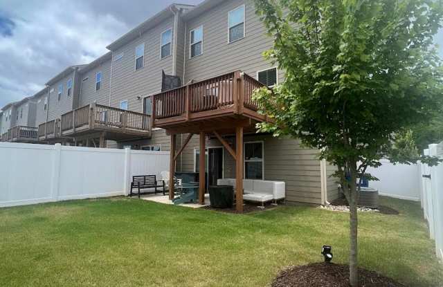 3 Bed/2.5 Ba Townhome