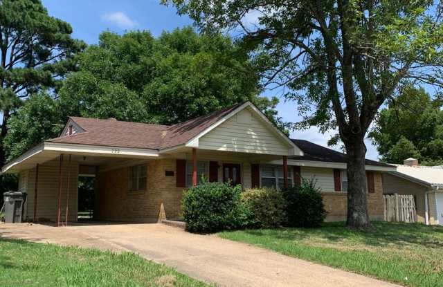Photo of 3bed/1bath close to Southwest drive.
