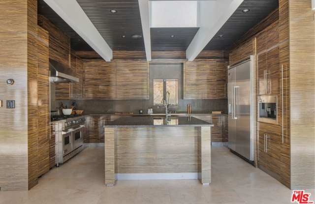 1401 Sunset Plaza Dr