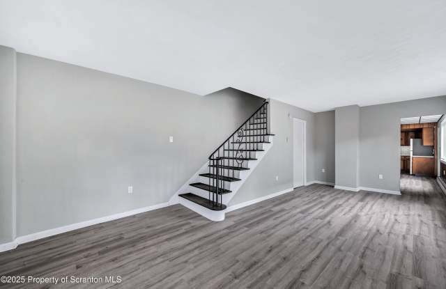 196-198 Chamberlain Street unit: 198