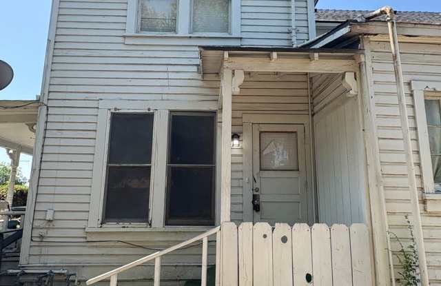 Cozy Upstairs Unit in Dinuba Near Shopping Center coming soon!