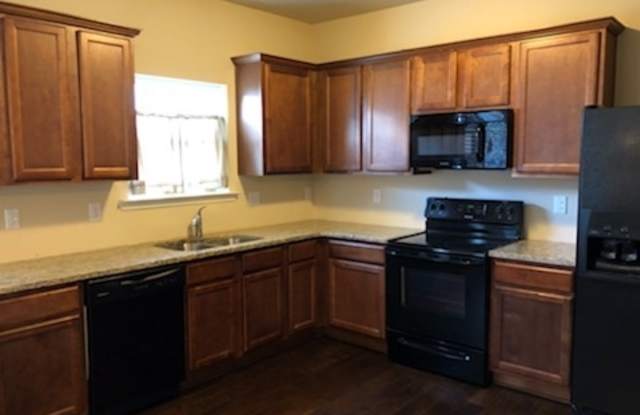 NEW PRICE Lovely Townhome Near Cobb Pkwy and Historic Kennesaw!