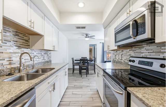 2Bed/1.5Bath Townhouse at Olive Ave/63rd Ave! Ready for Immediate Move-In!