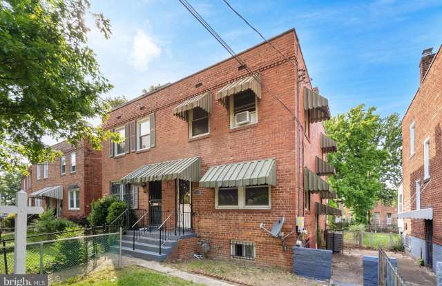 868 YUMA STREET SE