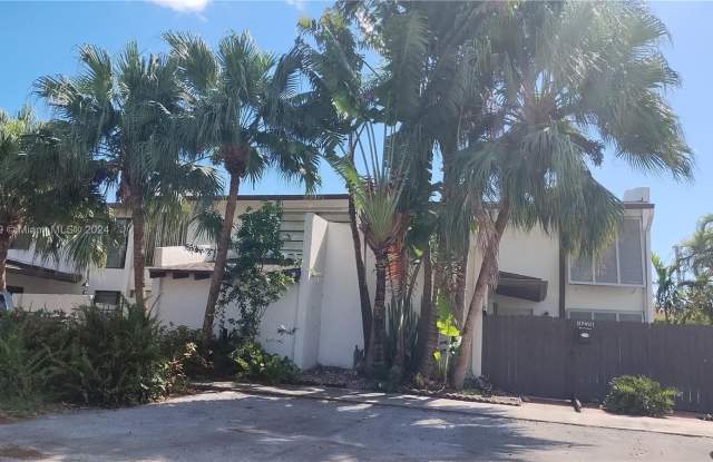 10960 SW 71st Ln - 10960 Southwest 71st Lane, Kendall, FL 33173