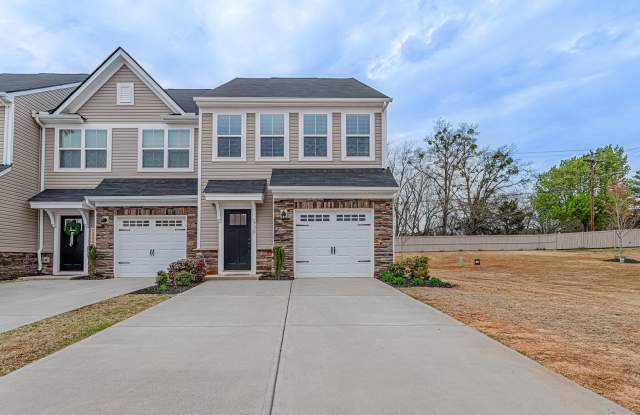 3 Bedroom 2.5 Bathroom End Unit at Brookwood Commons! - 520 Huntingdale Place, Greenville County, SC 29681