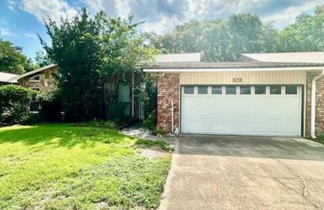 828 Holbrook Circle