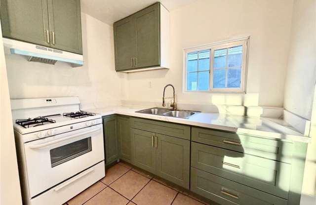 Photo of 890 E 4th St