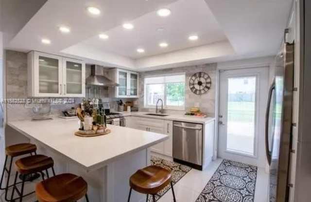 933 NW 106th Ave Cir