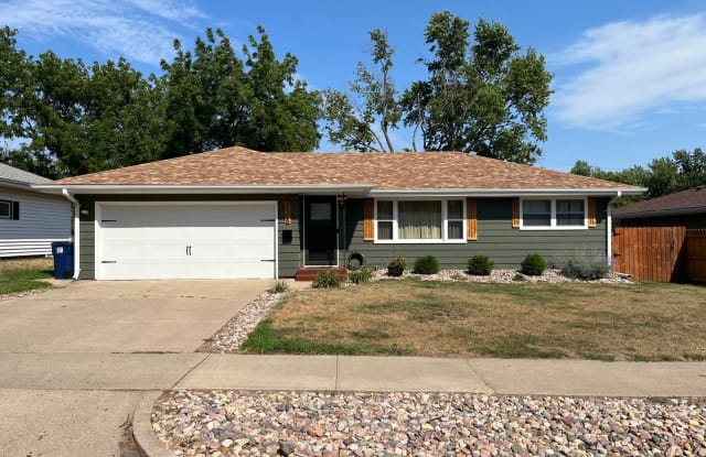 2408 S Holly Ave - 2408 South Holly Avenue, Sioux Falls, SD 57105