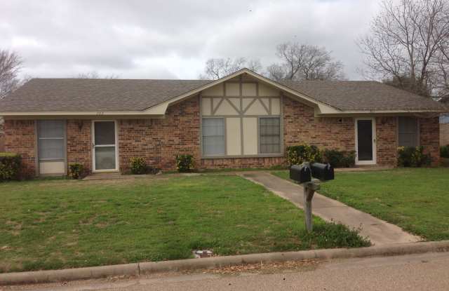 Photo of 301 Alamosa Dr