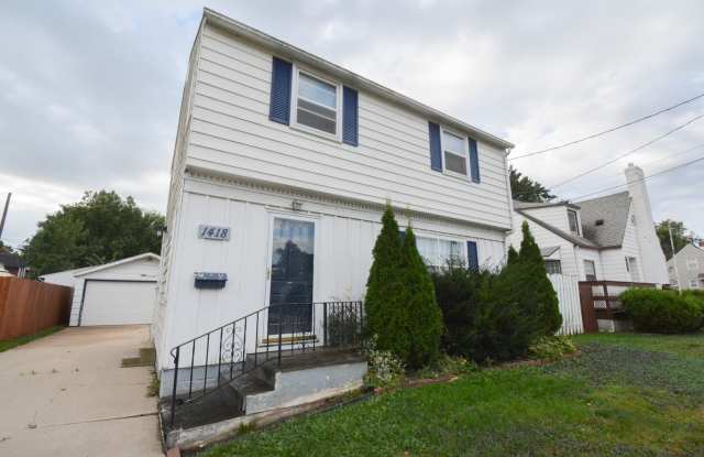 Conveniently located 3 bed 1.5 with Fenced In Yard Available NOW!