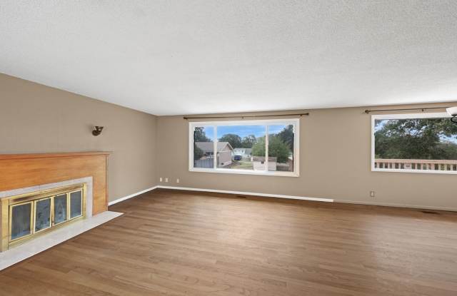 3 Bed 2.5 Bath - Pet Friendly - Landscaping Included - NAS Whidbey